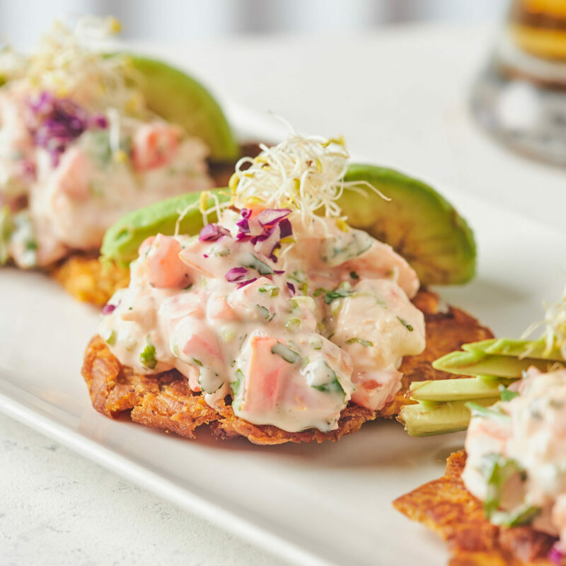 Avo shrimp toast. tostones de plátanos con camarones