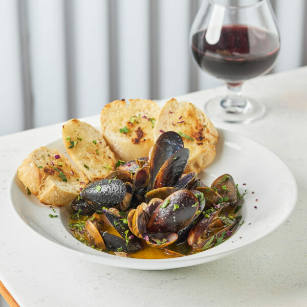 Mejillones y almejas preparadas al vino blanco