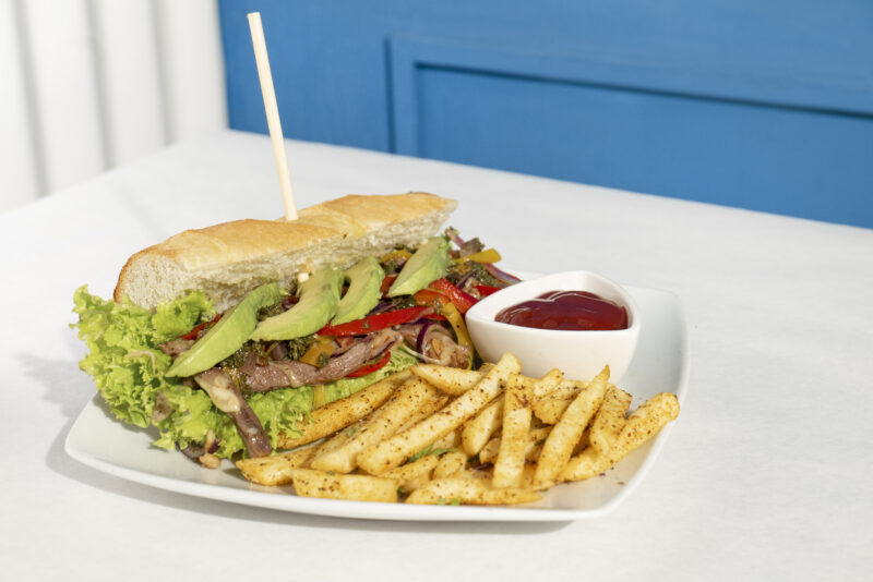 Poboy de carne con aguacate