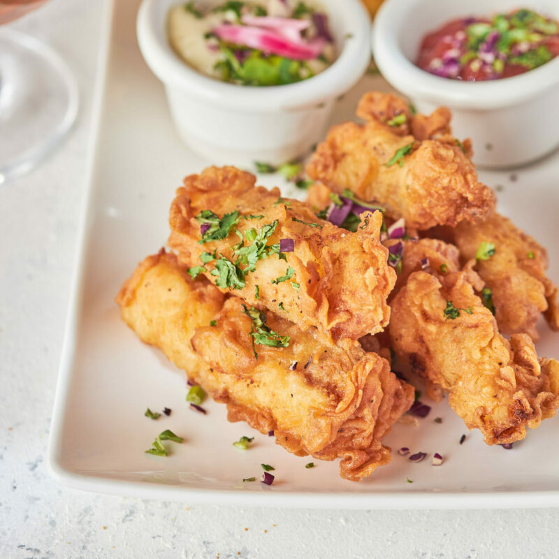 Dedos de pescado acompñado de papas francesas. Incluye bebida.