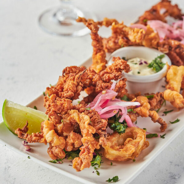 calamari fritti empanizados con salsa tártara