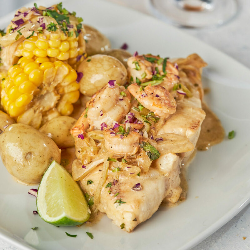 8 onzas de filete de pescado al ajillo acompañados de vegetales al ajo y camarones.