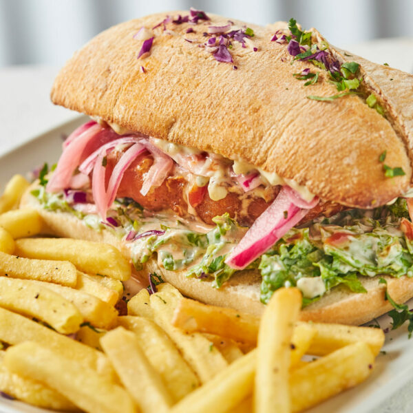 Ciabatta con filete de pescado tempurizado, lechuga romana y salsa tártara de la casa.