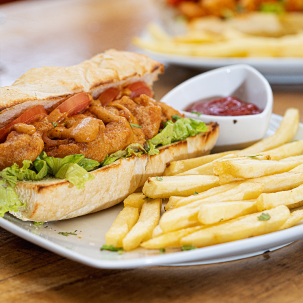 poboy con camarones empanizados