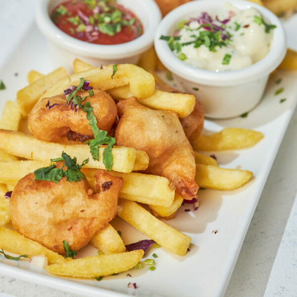 Camarones empanizados acompañados con papas francesas.