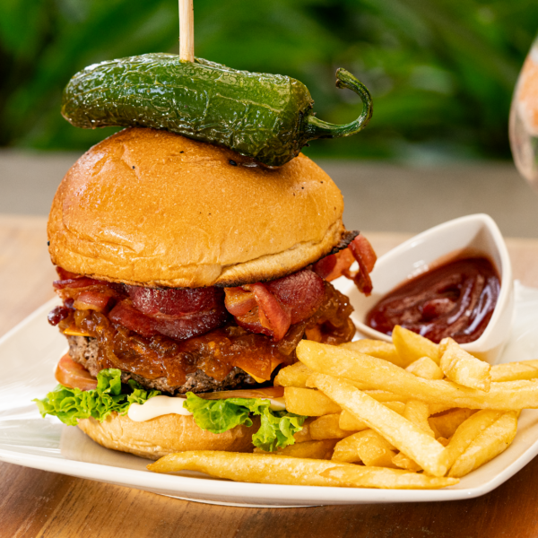 hamburguesa de res con chile toreado y papas fritas.