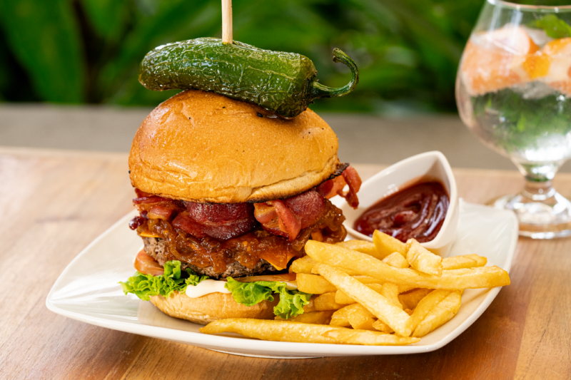 hamburguesa de res con chile toreado y papas fritas.