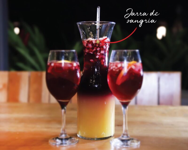 Jarra de sangria roja